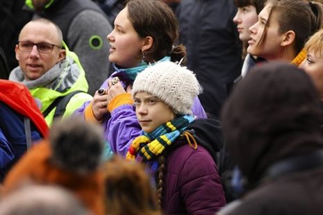 Εκατοντάδες διαδηλωτές στις Βρυξέλλες μαζί με την Γκρέτα Τούνμπεργκ